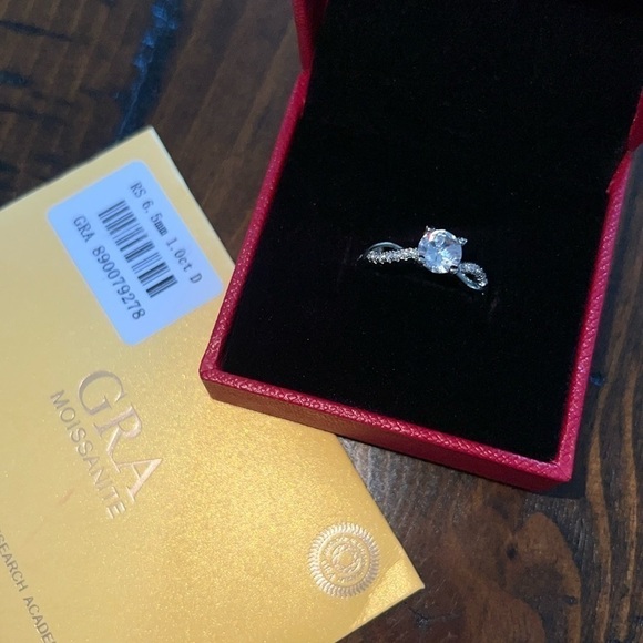 MOISSANITE - Engagement Ring - Picture 3 of 7